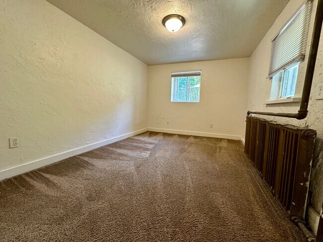 Building Photo - Super Spacious Three Bedroom on Bates Stre...