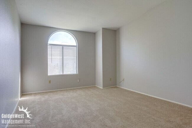 Building Photo - Breezy 2Bdm 2Ba Top-Floor Corner Condo with Mountain Views!
