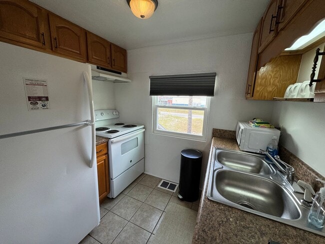 Building Photo - 1 Bedroom, 1 Bath Furnished Apartment in Branford