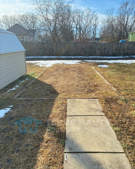 Back Parking - 1515 Cruft St