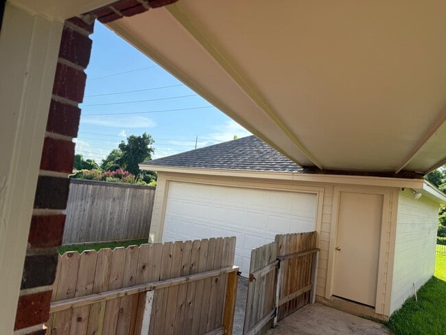 Building Photo - 2302 Plantation Bend Dr