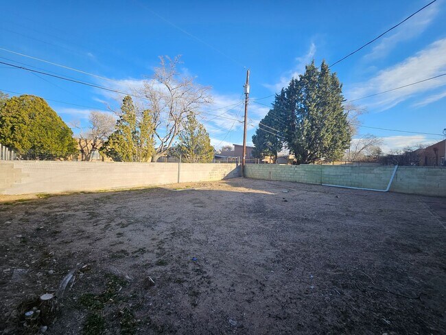 Building Photo - 1216 Columbia Dr NE