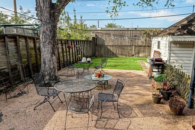 Building Photo - 2112 Banks St