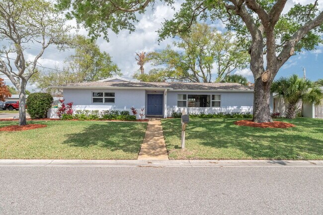 Building Photo - Beautiful 4 bedroom, 2 bathroom in Satellite Beach! NO HOA!!