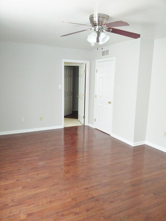 Building Photo - 3-Bedroom Gem in Desirable Sicklerville Ne...