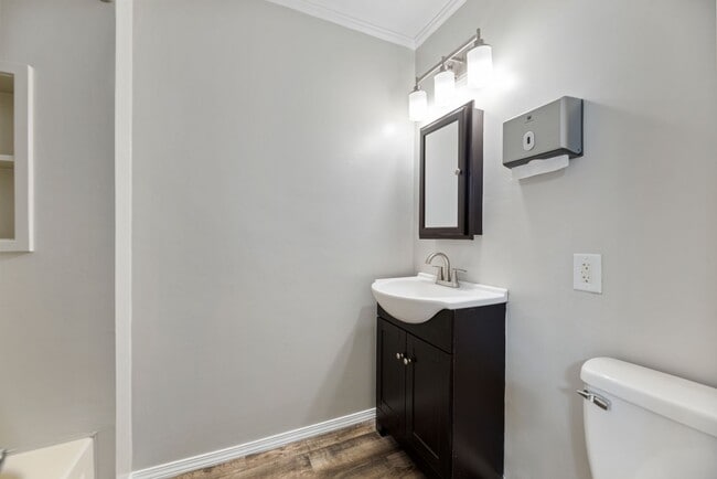 Building Photo - Bed 2 Bath In Quiet Neighborhood!