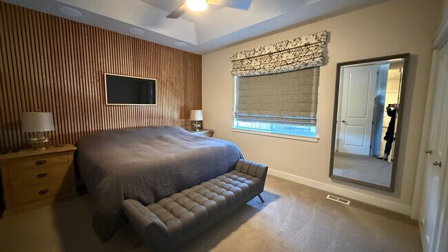 Building Photo - Furnished Ranch Style Condo W/Garage off Sand Lake/Kincaid. Must see. Available NOW!