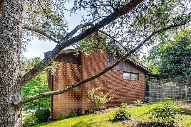 Building Photo - 3 bedroom/2 bath Light Filled Home Located in a Quiet Cul-de-Sac