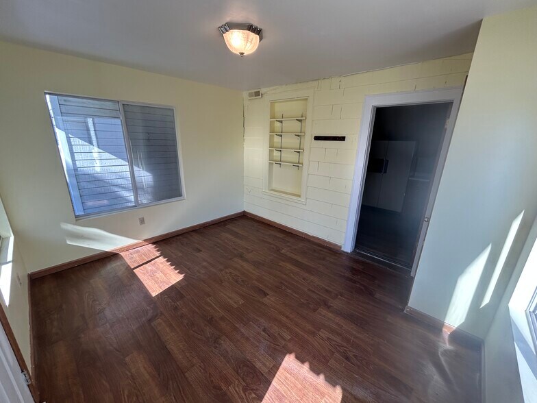 Building Photo - 222 E Lawrence Ave