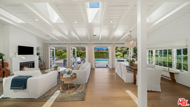 Building Photo - 6540 Dume Dr