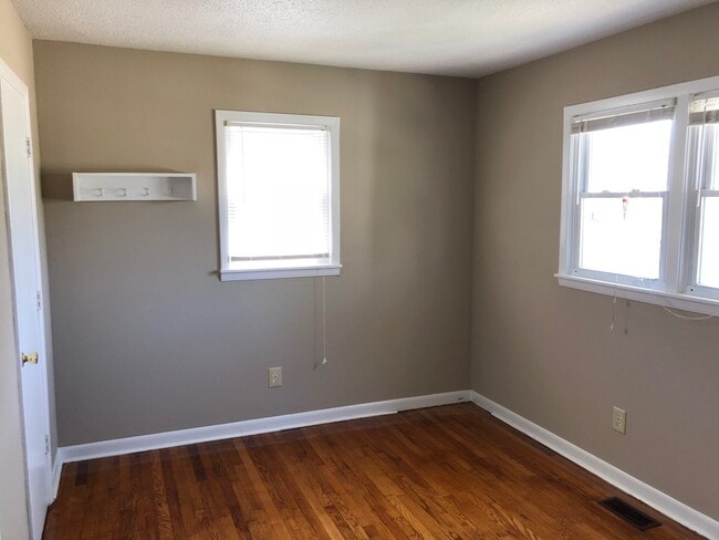 Building Photo - 1003 Henry St