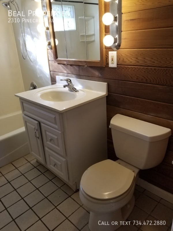 Building Photo - 2310 Pinecrest Ave