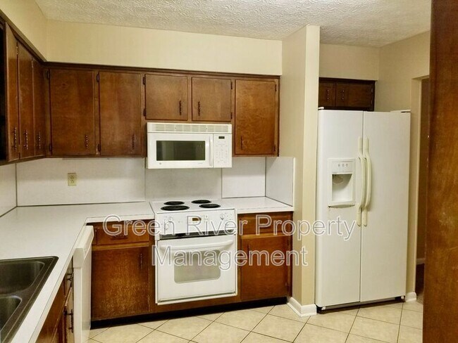 Building Photo - 2758 Oakdale Dr W