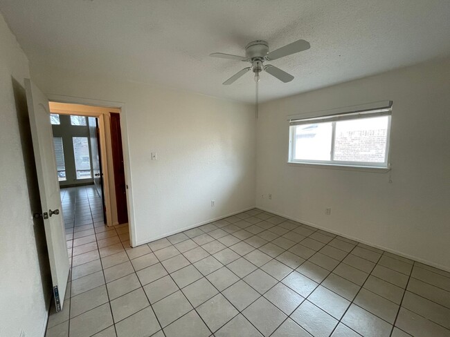 Building Photo - 3/2 Southside 1800 sqft, pet friendly, enc...