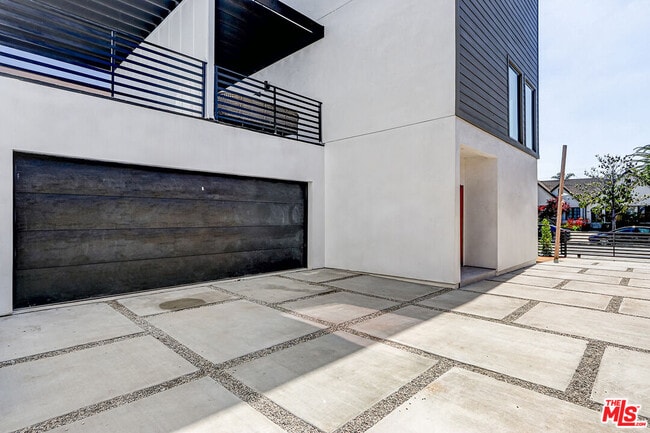 Building Photo - 1289 S Sycamore Ave