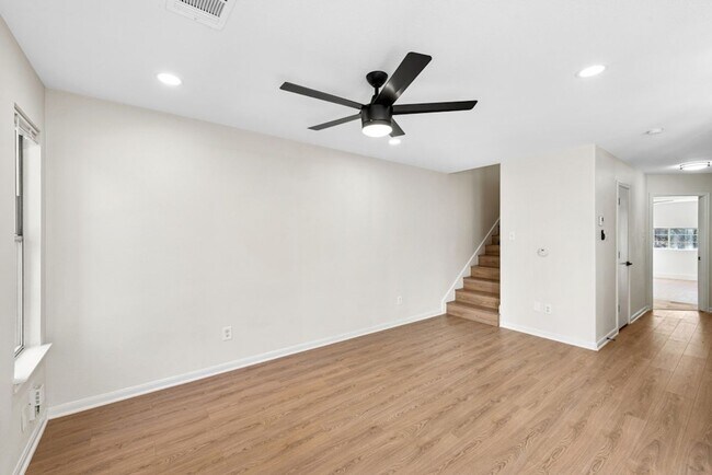 Building Photo - 4 bed with back yard in great East side location.