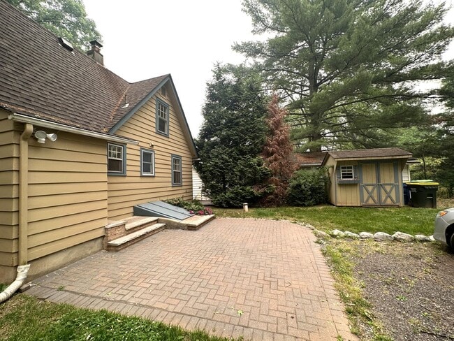 Building Photo - 3 bedrooms, 1.5 bath