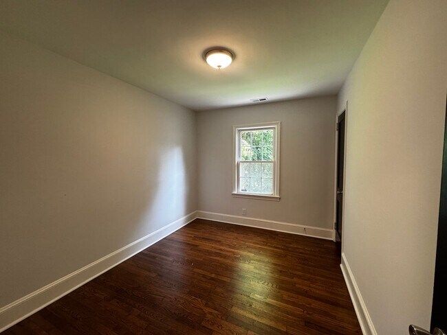 Building Photo - 2305 Cherokee Ln