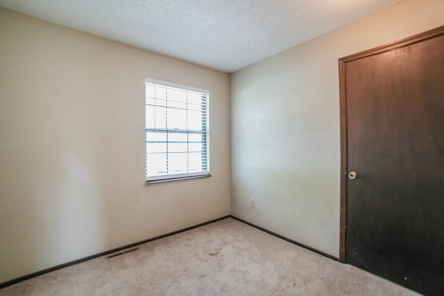 Building Photo - 4912 NW Pennington Ln