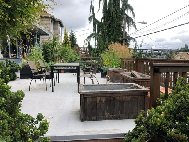 Building Photo - 2Bd/1Ba Seattle Home