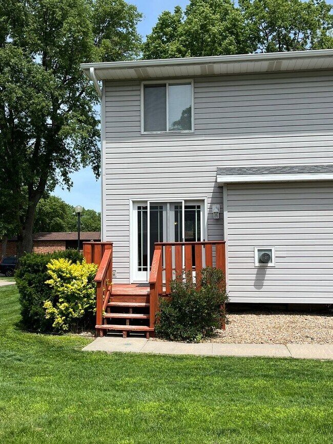 Building Photo - Beautiful 3 bed townhouse!