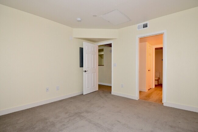 Building Photo - Charming 2nd Floor Unit In Gated Community!