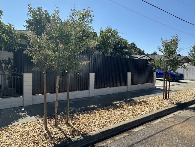 Building Photo - 105 S King Rd