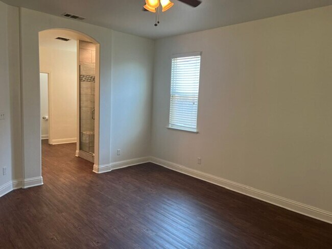 Building Photo - Dinuba House For Rent