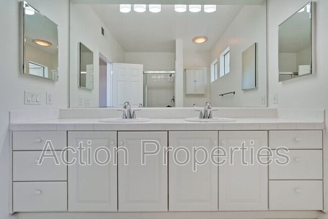 Building Photo - 146 Holly Ct