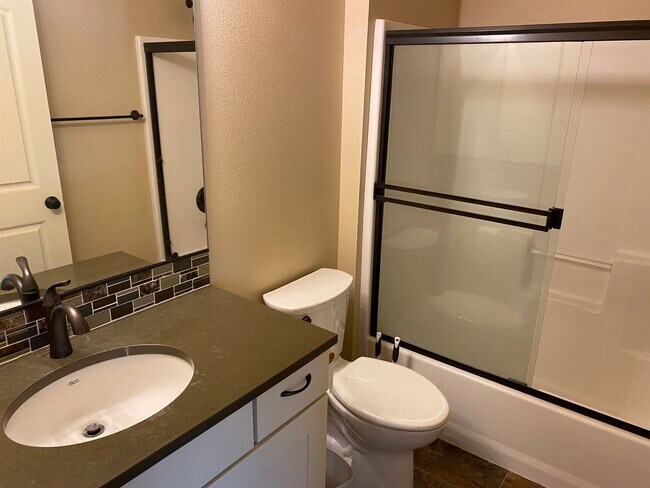 Building Photo - 4 Bed/3 Bath Townhome in NW Bend - Newport...