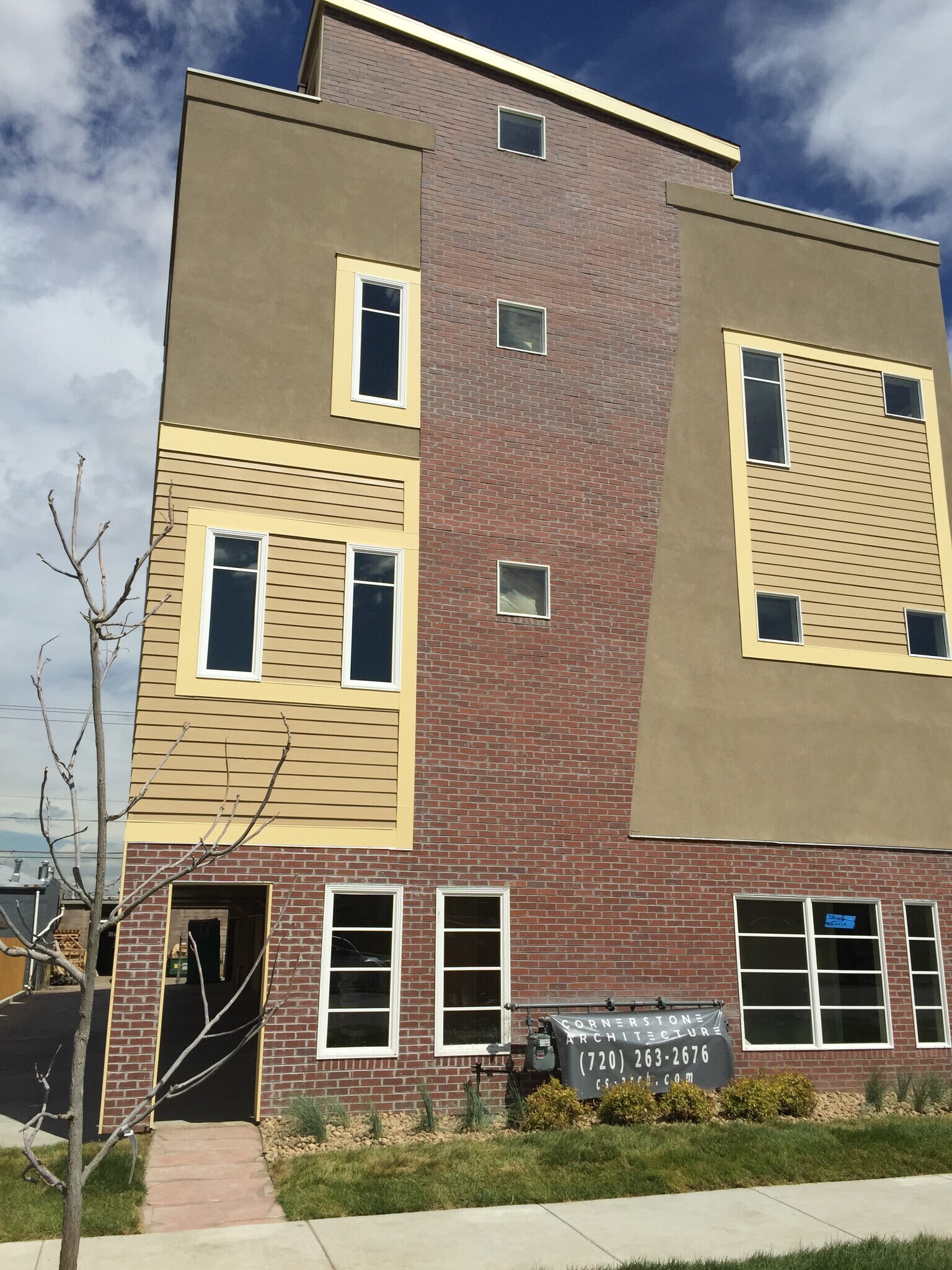 Building Photo - 2943 Lawrence St
