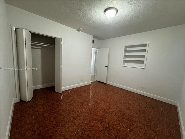 Building Photo - 1060 NW 116th St