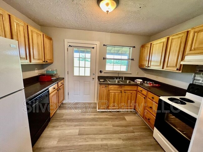 Building Photo - 210 Chota Vw