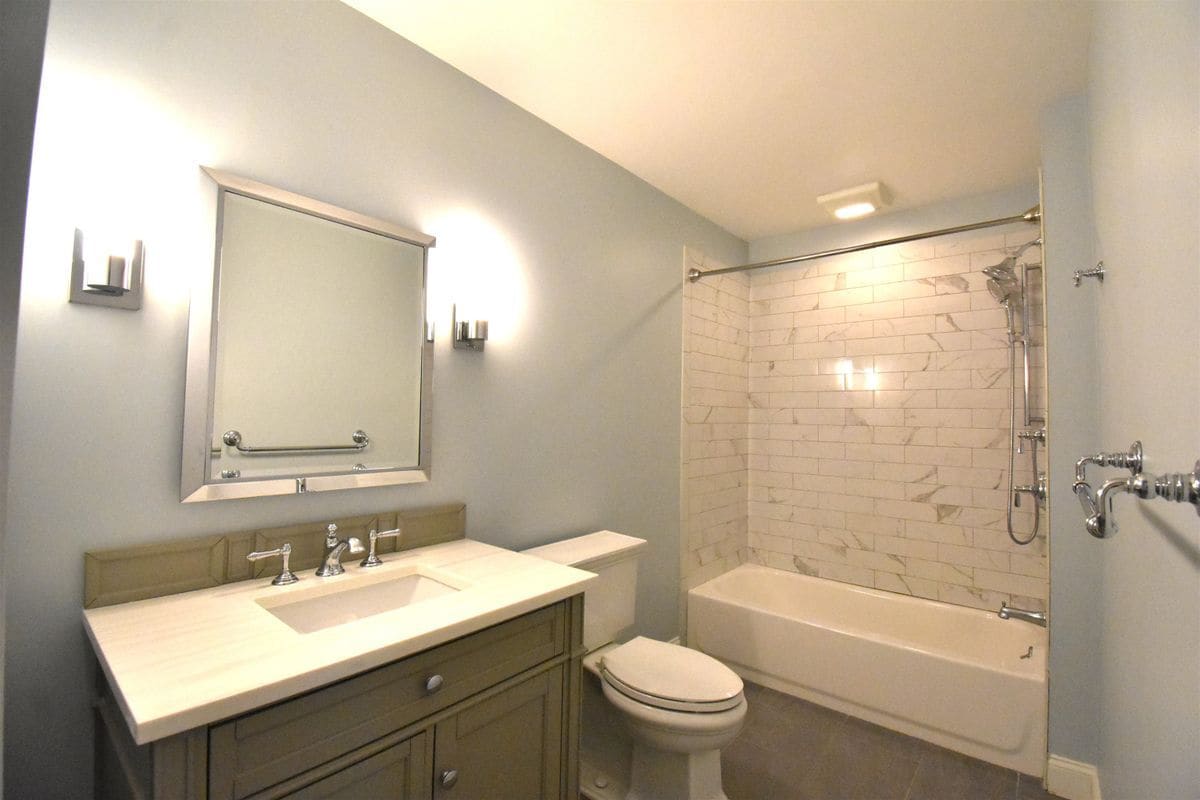Building Photo - 2246 Elm St