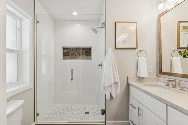 Building Photo - 1041 Yale Ave S