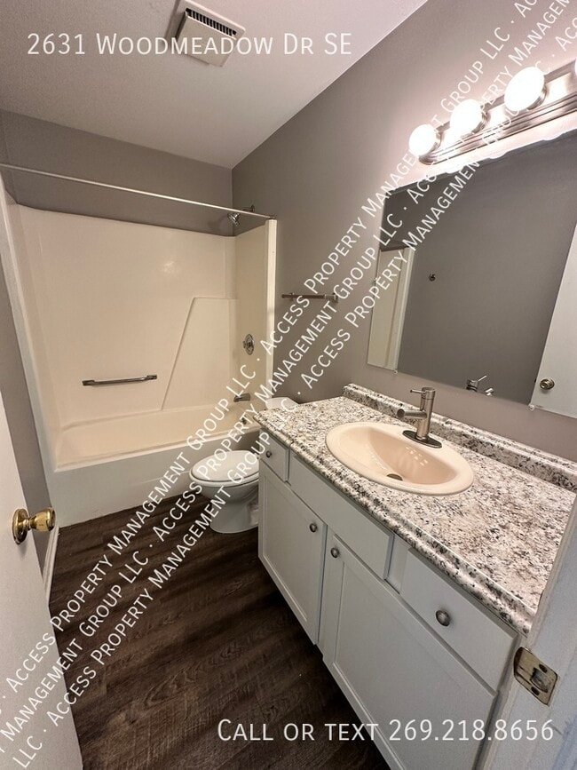 Building Photo - 2631 Woodmeadow Dr SE