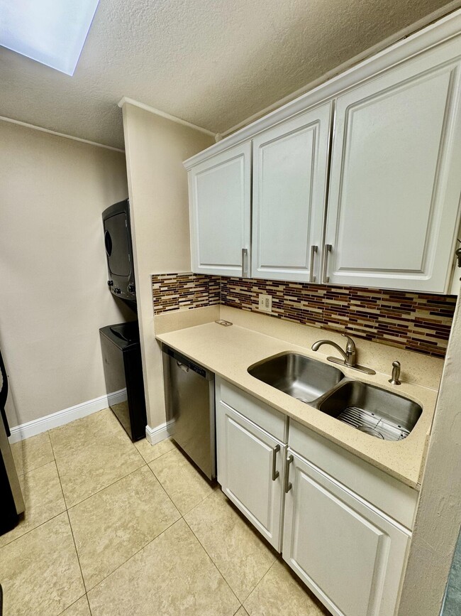 Building Photo - 10008 Twin Lakes Dr
