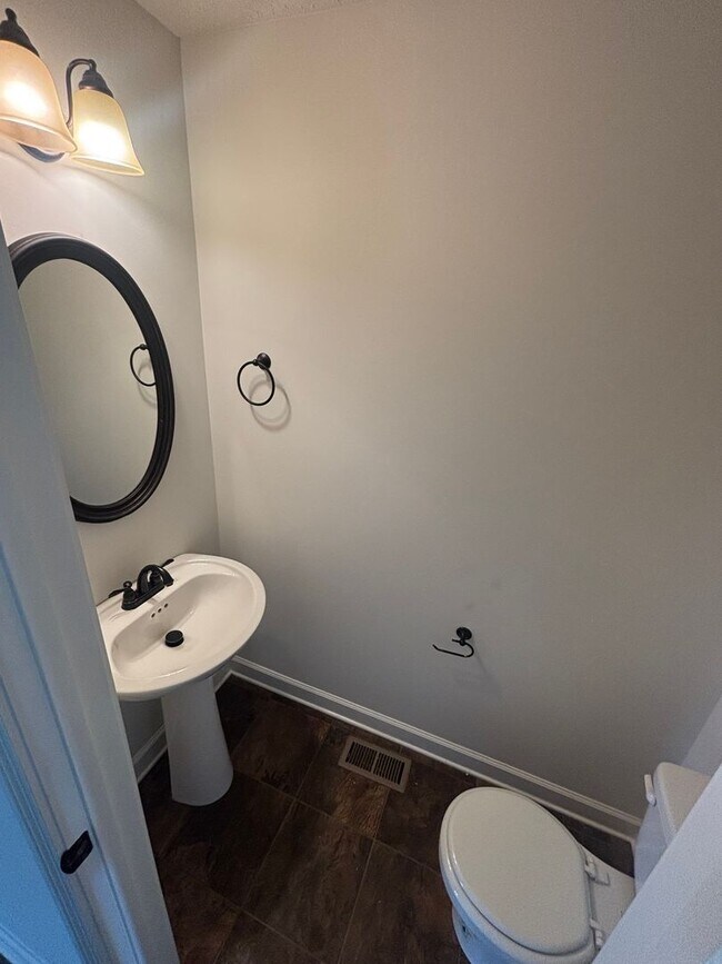 Building Photo - Move-In Ready Rental with Private Fenced Backyard