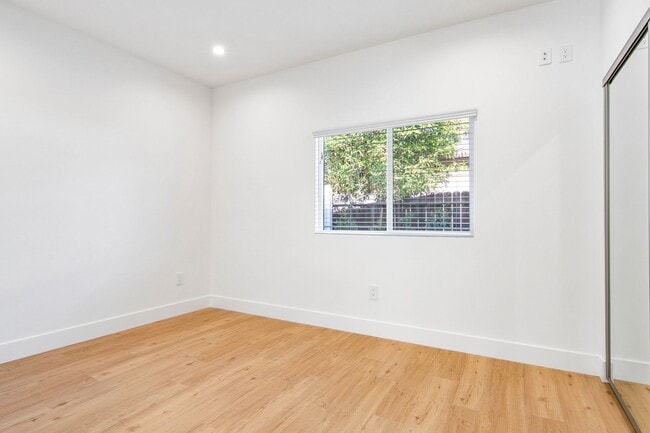 Building Photo - Modern 5 bedroom House for lease in Northr...