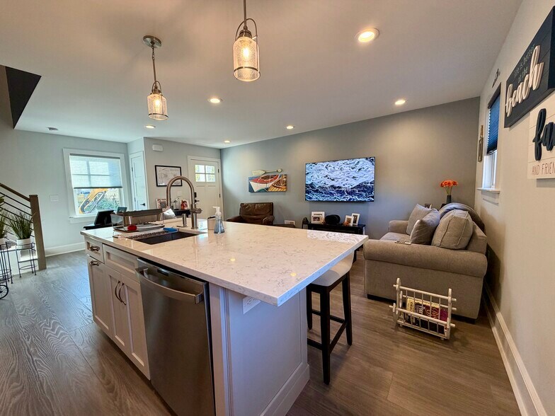 Building Photo - 502 12th Ave