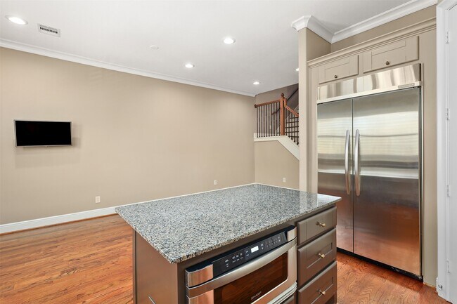 Building Photo - 17 Armand Shore Dr