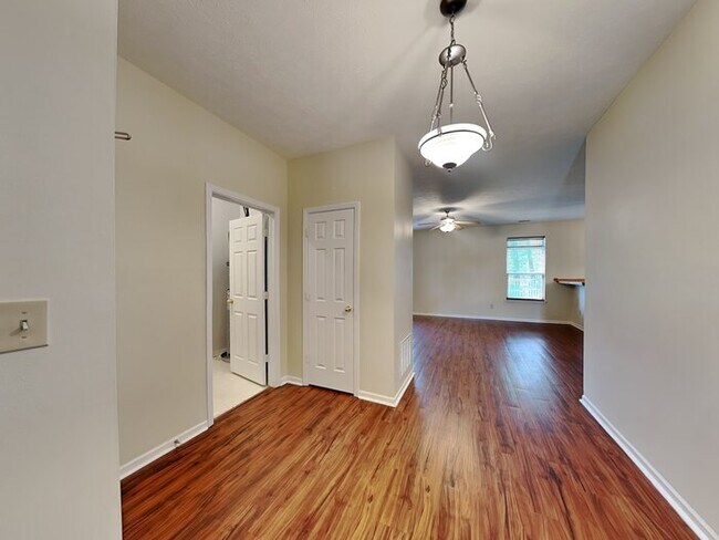 Building Photo - 3 bed 2 bath in Avon with privacy fence an...