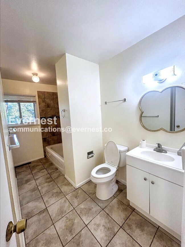 Building Photo - 808 S Sheridan Ave