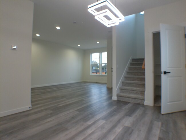 Building Photo - 528 S 7th St