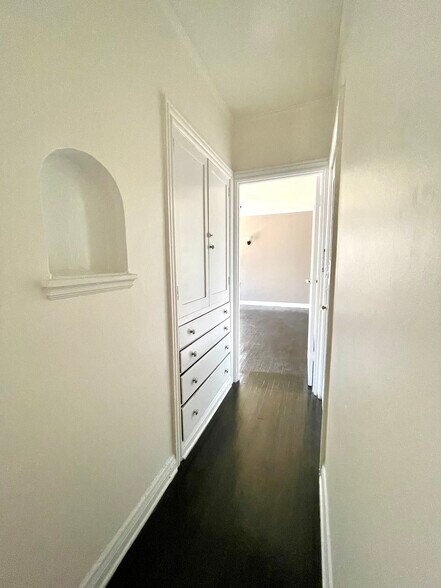 Hallway & Linen Closet - 717 1/2 N Ridgewood Pl