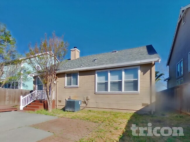 Building Photo - 715 Lotz Way