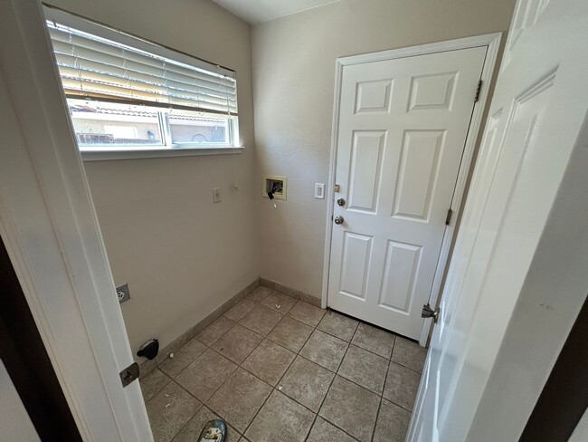Building Photo - Spacious 4 Bedroom 2.5 Bath Home Antioch