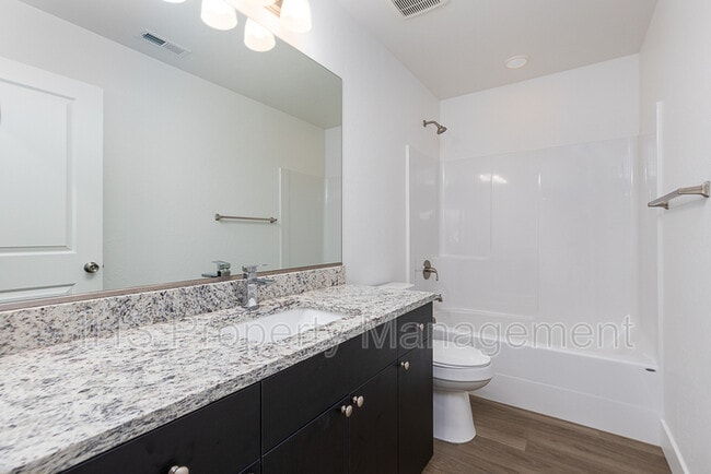 Building Photo - 446 S 40th Ave