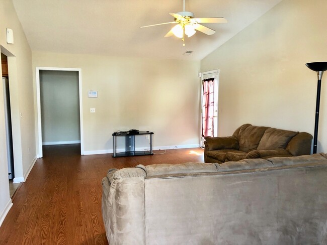 Building Photo - 3 Bedroom 2 Bath House in Quail Hill - Goo...