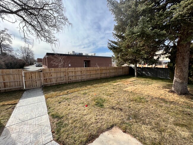 Building Photo - 1647 E Woodland Ave